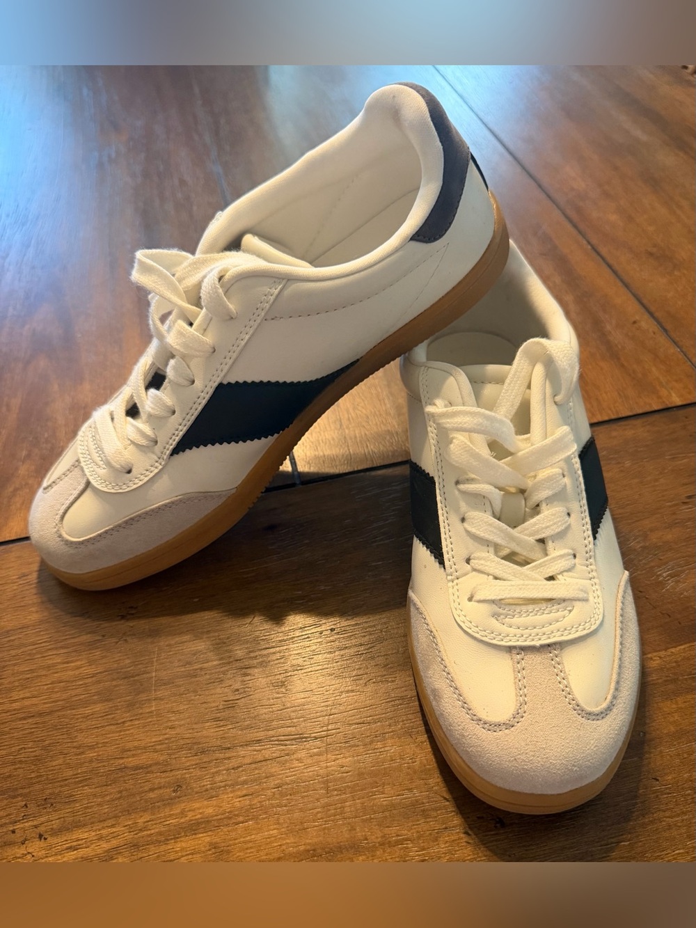 Universal Thread White and Black Retro Low-Top Sneakers